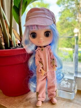 Middie Blythe with handmade outfit and shoes from Gugumoda